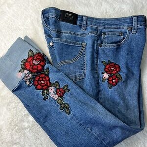 Joseph Ribkoff Embroidered Floral Jeans 6 Medium Wash Stretch Straight Leg Ankle
